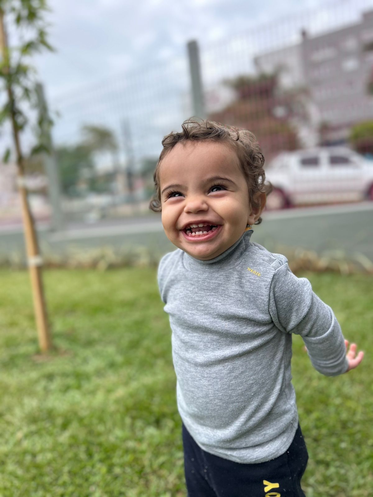 Criança brincando com lupa